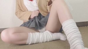 女子校生の恥じらいあるめくりパンチラ画像