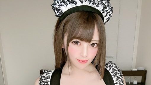 イイおっぱいだから隠す手ブラのエロ画像